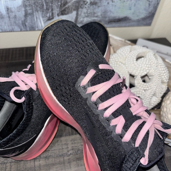 Brooks Levitate 2 running Black/Pink SZ 7.5 - Picture 3 of 12